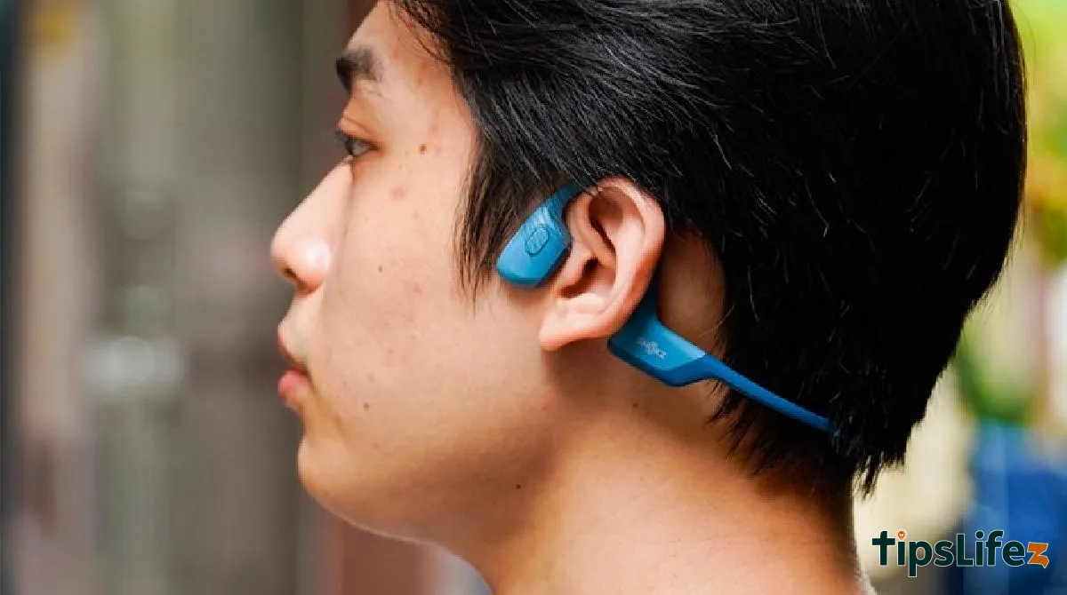 Shokz OPENRUN PRO headphones feature modern bone conduction technology